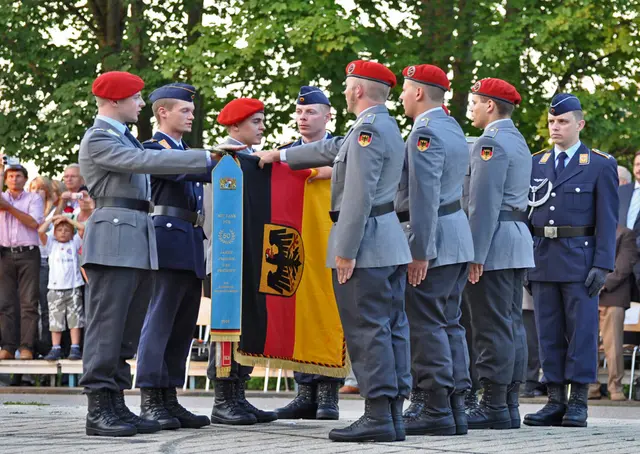 Das Feierliche Gelöbnis der Bundeswehr ist eine Zeremonie, bei der Rekrutinnen und Rekruten ihren Diensteid leisten und damit offiziell in die Bundeswehr aufgenommen werden.
Die Rekruten sprechen den Diensteid, der ihre Treue zur Bundesrepublik Deutschland und die Verteidigung ihrer Rechte und Freiheiten zum Ausdruck bringt. | Foto: Bundeswehr