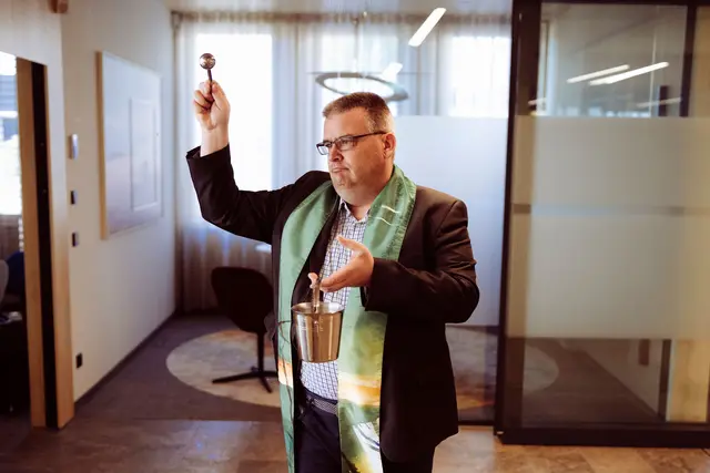 Pfarrer Martin Kalt segnet die Räume im Neubau | Foto: Sparkasse Offenburg/Ortenau