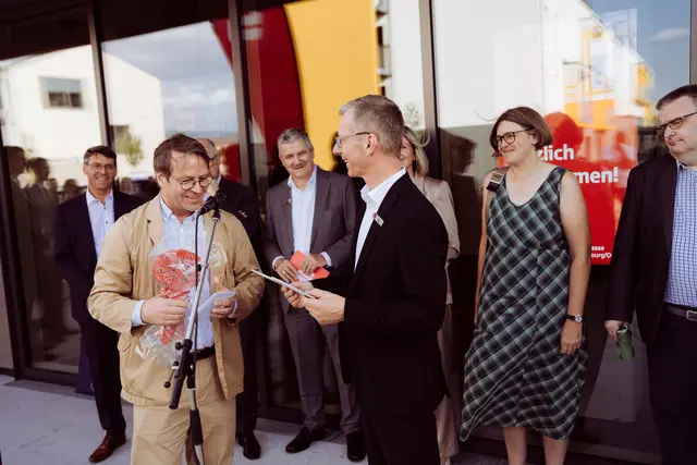 Symbolische Schlüsselübergabe von Architekt Gunnar Lehmann (links) an Stephan Hurst | Foto: Sparkasse Offenburg/Ortenau