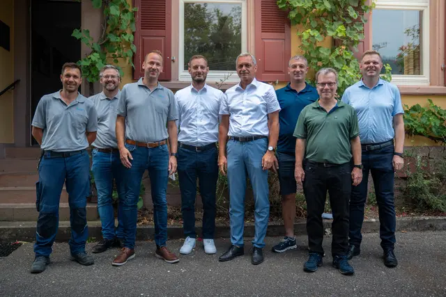 (V. l. n. r.) Projektierung, André Himmelsbach (Überlandwerk Mittelbaden, Projektleiter Thomas Rauber (Überlandwerk Mittelbaden), Geschäftsführer und Sprecher der Geschäftsführung. Matthias Heck (Überlandwerk Mittelbaden), Technischer Leiter Carsten Herr (Breitband Ortenau), Bürgermeister Günter Pfundstein (Zell a. H.), Ortsvorsteher Torsten Gutmann (Oberentersbach), Peter Lehmann (Bauamt Zell a. H.), Stadtbaumeister Tobias Hoffnann (Bauamt Zell a. H.) | Foto: Elektrizitätswerk Mittelbaden AG &amp; Co. KG