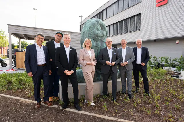 Foto vor dem Kunstwerk „Die Eule“ (von links): Bruno Metz (Bürgermeister), Künstler Stefan Strumbel, Stephan Hurst (Leiter Geschäftsstelle), die drei Vorstandsmitglieder Nicole Dietl, Jürgen Riexinger und Alexander Meßmer sowie Klaus Bühler (Bereichsdirektor Süd) | Foto: Sparkasse Offenburg/Ortenau
