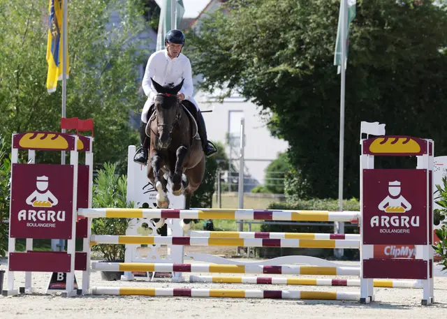 Michael Herhalt wurde am Freitag beim ersten S* Springen auf Bella Donna in Schutterwald Dritter. Den Sieg holte sich der Belgier Raphael Masson. | Foto: Fissler