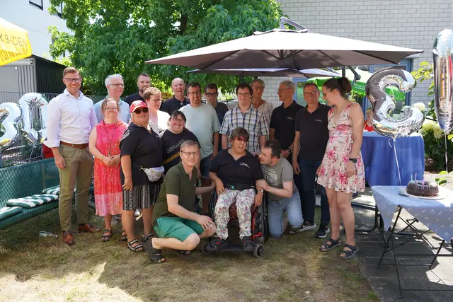 Vorstand der Lebenshilfe, Werkstattrat und Oberkircher Bürgermeister Gregor Bühler feierten gemeinsam mit etwa 200 Festgästen das Werkstatt-Jubiläum. | Foto: Lebenshilfe Offenburg-Oberkirch-Lahr e. V.