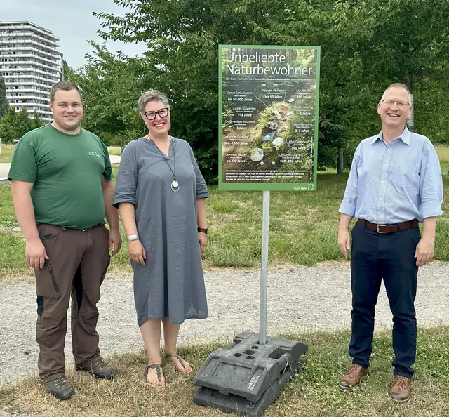 Der Stadtwald-Revierleiter Matthias Hummel, die Mietersheimer Ortsvorsteherin Diana Frei und der Sachgebietsleiter für Umwelt, Klima und Nachhaltigkeit Manfred Kaiser (von links) präsentieren das Plakat „Unbeliebte Naturbewohner“ am ersten Standort – am östlichen Eingang des Lahrer Seeparks. | Foto: Stadt Lahr