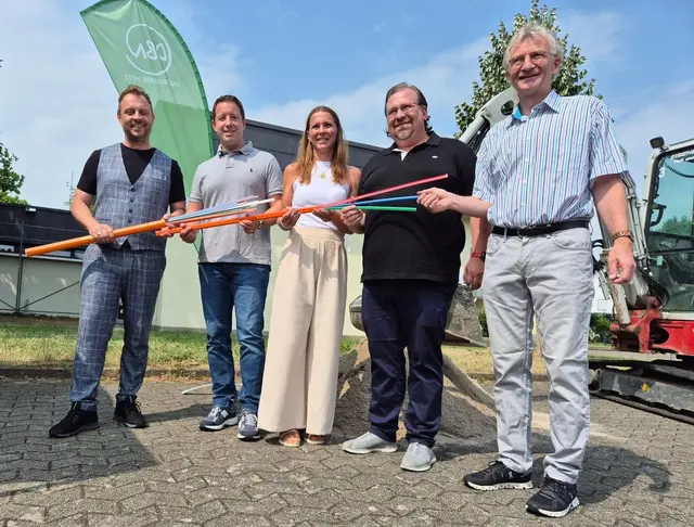 Bürgermeister Andreas Kollefrath (v. l.), Oberbürgermeister Manueal Tabor, Stephanie Greth von der Stadt Achern, DBN Gebietsleiter Thomas Plümacher und Ortsvorsteher Ulrich Metz vor der Rheingoldhalle  | Foto: DBN - NGN Telecom GmbH