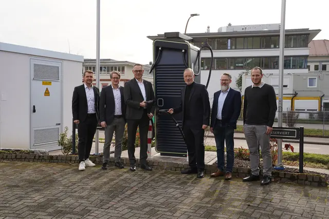 Die Schnellladesäule am Standort Oberkirch wird von der Geschäftsführung und Mitarbeitern der Koehler-Gruppe sowie den Stadtwerken Oberkirch in Betrieb genommen. | Foto: Koehler-Gruppe
