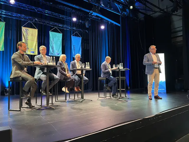Angeregte Diskussion: Oberbürgermeister Marco Steffens (v. l.), Landrat Thorsten Erny, IHK-Vizepräsidentin und Unternehmerin Brigitta Schrempp, IHK-Geschäftsführer Dieter Salomon, Europa-Park-Chef Roland Mack und IHK-Präsident und Unternehmer Eberhard Liebherr | Foto: gro