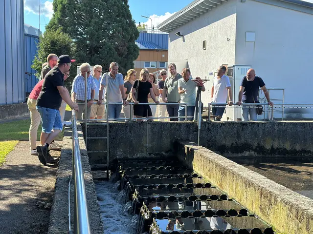 Mitglieder des Oberkircher Gemeinderats haben sich auf dem Gelände des Klärwerks ein Bild vom Zustand und den künftigen Anforderungen der Anlage gemacht. | Foto: Denise Burkart/Stadt Oberkirch