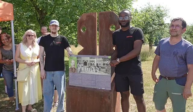Die erste von drei rechtsrheinischen Infostelen steht. Das freut (von links) die städtische Umweltreferentin Dr. Ann-Margret Amui-Vedel, Auenheims Ortsvorsteherin Sanja Tömmes, die beiden am Stelen-Projekt beteiligten Auszubildenden der Badischen Stahlwerke Slava Bubko und Joël-Knox Luamba sowie Freizeit-Historiker Friedrich Wein. | Foto: Stadt Kehl/Norman Mummert