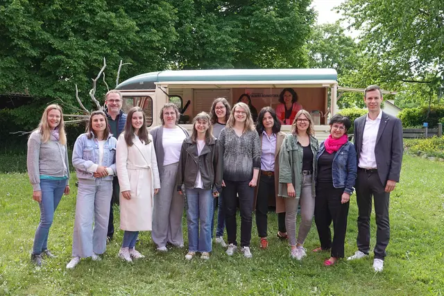 Das soziale Miteinander an Grundschulen fördern wollen: (von links) Anika Jablinski (Jugendsozialarbeiterin Söllingschule), Fenja Becherer (Jugendsozialarbeiterin Albert-Schweitzer-Schule), Oliver Martin (Rektor der Albert-Schweitzer-Schule), Selina Gerber (Jugendsozialarbeiterin an den Grundschulen in Goldscheuer und Marlen), Binja Frick (Leiterin Jugendarbeit und Jugendsozialarbeit), Pia Möschle (Jugendsozialarbeiterin Grundschule Auenheim), Stefanie Mußler (Jugendsozialarbeiterin Falkenhausenschule), Lisa Haupt (Jugendsozialarbeiterin Grundschule Sundheim), Jasna ©erić (Carl-Friedrich-Geiger-Stiftung), Simone Baaß (Jugendsozialarbeiterin Josef-Guggenmos-Grundschule), Natascha Kaiser (Fachbereichsleitung Bildung, Soziales und Kultur), Kim Björn Himmelsbach (Vorsitzender des Vereins Courage). | Foto: Stadt Kehl/Norman Mummert