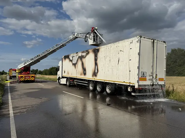 Unter Einsatz eines Wasserwerfers aus der Drehleiter heraus, konnte der Brand schließlich gelöscht werden. | Foto: Feuerwehr Offenburg