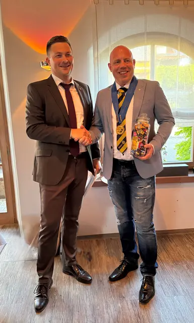 Stabwechsel beim Rotary Club Ortenau-Liberty: Tobias Fischer (links) übergibt das Präsidentamt an Romain Weigand | Foto: Rotary Club Ortenau-Liberty