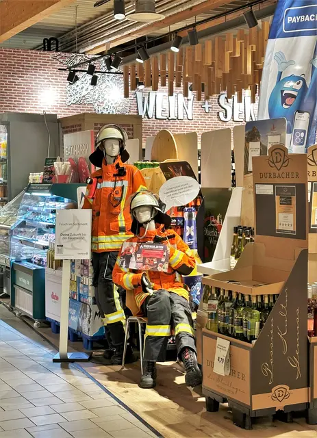 Feuerwehraktion geht in die nächste Runde: „Löschbert“ und „Funkemarie“ werben bis zum 25. Juli im EDEKA Oberkirch für das Ehrenamt.  | Foto: Stadt Oberkirch