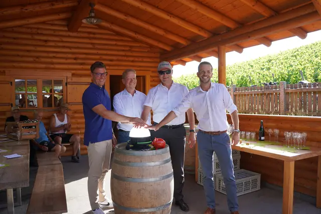 Oberbürgermeister Gregor Bühler, Ortsvorsteher Martin Benz, Stadtwerke-Chef Erik Füssgen und Christian Frühe von der Sparkassenstiftung (v. l.) geben den offiziellen Startschuss für den Stromanschluss der Winzerhütte in Tiergarten. | Foto: Tamara Fritsch/Stadt Oberkirch