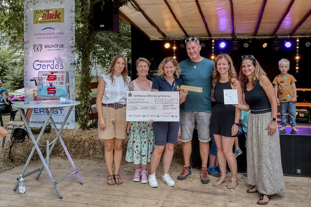 Der Musikverein darf sich über den Hauptgewinn in Form eines Goldbarrens im Wert von 1.000 Euro freuen | Foto: Binzigmedia/Wendelin Benz