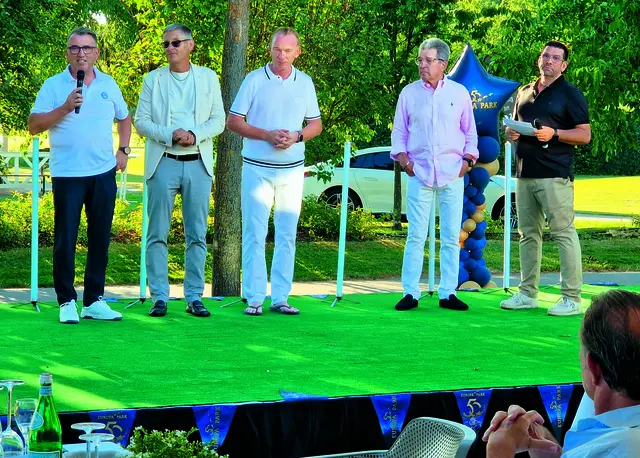 Die Organisatoren Ralph Dietrich, Raimond Wagner und Klaus A. Sturn mit dem Vizepräsidenten des Lions-Club Oberkirch Klemens Geiger (l.) und dem Moderatoren Jochen Graf (r.)  | Foto: Jenny Gaugigl/Golfclub Urloffen