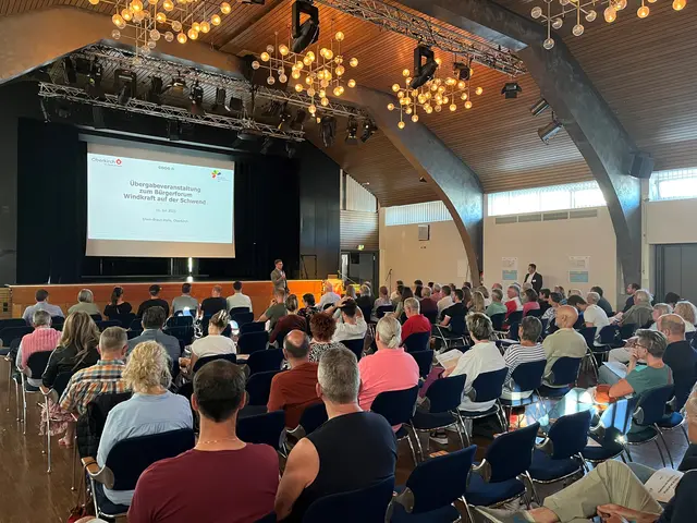 Die Ergebnisse des Bürgerforums im Rahmen der dialogischen Bürgerbeteiligung zur Windkraft auf der Schwend wurden in der Erwin-Braun-Halle in Oberkirch vorgestellt.
 | Foto: mak