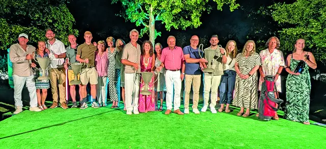 Die Gewinnerteams sowie die Sonderpreis-Gewinner bei der Abendveranstaltung des Schwarzwald Charity Open für ihren sportlichen Erfolg ausgezeichnet. | Foto: Jenny Gaugigl/Golfclub Urloffen