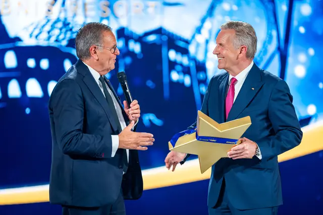 Roland Mack überreicht Bundespräsident a. D. Christian Wulff einen Jubiläumsstern | Foto: Europa-Park