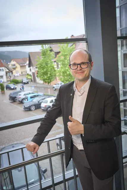 Sebastian Lebek ist jemand, der sich einbringt und keine Angst davor hat, Verantwortung zu übernehmen: Seit dem 1. Juli ist er der Vorstandsvorsitzende der Sparkasse Kinzigtal. Privat gibt er als versierter Chorleiter gerne den Ton an. | Foto: Michael Bode