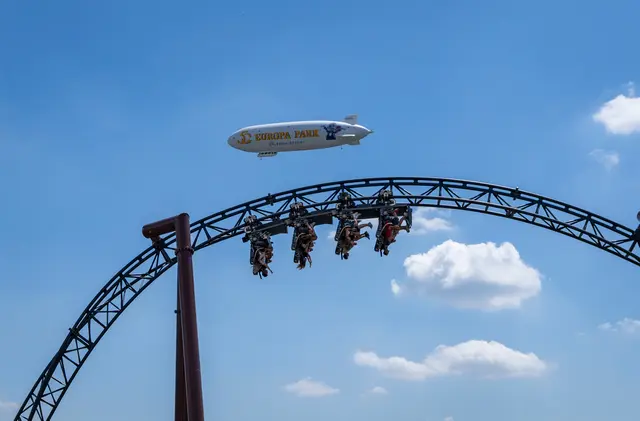 Der Zeppelin zum 50. Jubiläum über der Achterbahn "Voltron Nevera" | Foto: Europa-Park