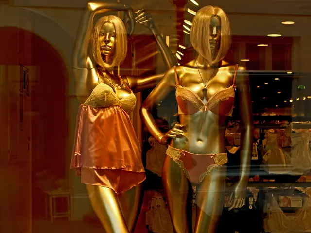 Schaufenster bieten manchmal interessante Einblicke. Ob bei den beiden Golden Girls Mister Goldfinger am Werk gewesen ist. | Foto: Alfred Schramm