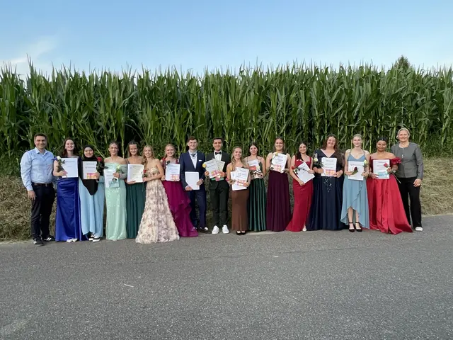 Lob- und Preisträger:innen von links nach rechts: 
Cagla Güvendi; Yosra Latreche; Sidra Ibrahim; Leonie Gräther; Nina Rudolf; Lorena Kern; Jeremias Happersberger; Hamo Ghanem; Mara Himmelsbach; Jule Himmelsbach; Maren Stumpp; Lais Ferreira Macedo; Elena Kohout; Doreen Kopf; Lovepreet Rattu
Ganz links: Abteilungsleiter: Dr. Jens Erler
Ganz rechts: Schulleiterin: Dr. Christina Seebeck