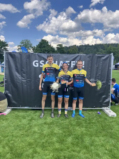 Von Links, Jonathan Huber, Alisa Stephan und Andre Moser beim Ultra Bike Marathon in Kirchzarten im Zielgelände.