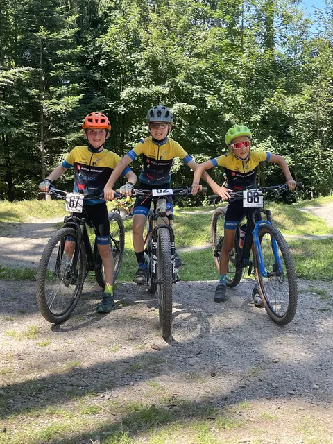 Von Links: Die U13 Fahrer Maximilian Fischer, Mats Keller und Felix Mengel