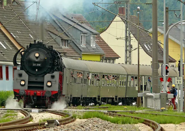 Eine Dampfzug-Nostalgiefahrt auf der Schwarzwaldbahn mit der Lok der Baureihe 01 519 als Vorspann, die den Eisenbahnfreunden Zollernbahn e. V. gehört. Da kommt Freude auf. | Foto: Alfred Schramm