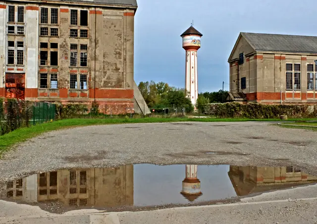 Spiegelung des Wasserturm der ehemaligen  Rodolphe-Zeche im elsässischen Pulversheim.
Die Zeche eines der wichtigsten elsässischen Kalibergwerke. Dort wurde zwischen 1913 und 1976  Kali abgebaut teils in einer Tiefe von 711 Meter. Bevor das  1987 vom Écomusée und dem Conseil Général du Haut-Rhin erworben wurde lag das Gelände zehn Jahre lang brach.


 | Foto: Alfred Schramm