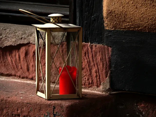 Des Nachtwächters Laterne? Nein, nur ein Ziergegenstand vor einer Haustüre. | Foto: Alfred Schramm