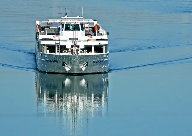 Dieses Kreuzfahrschiff  ist nach dem berühmtesten und erfolgreichsten französischen Schriftsteller des 19. Jahrhunderts Victor Hugo benannt.
Es ist 82 m lang und 9,50 m breit und bietet Platz für bis zu 90 Passagiere.  | Foto: Alfred Schramm