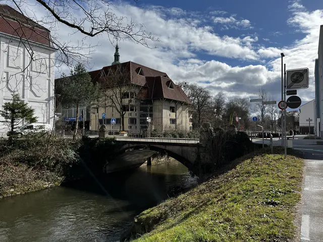 Die Brücke über Wasserstraße wird abgerissen und neugebaut. Die Bauzeit dauert mehr als ein Jahr. In dieser Zeit ist die Durchfahrt gesperrt. | Foto: gro