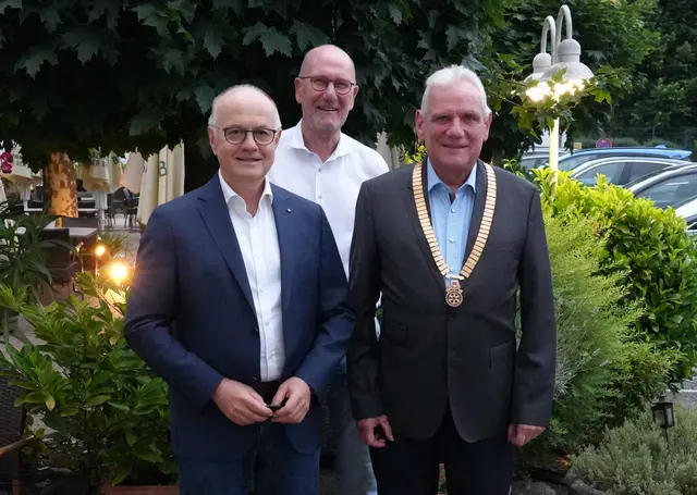 Präsidentenwechsel beim Rotary Club Offenburg: Winfried Lieber (v. l.) übergibt das Amt an Christopher Jüngert (rechts). Sein Stellvertreter ist Karl Heinz Gormanns (Mitte) | Foto: Rotary Club Offenburg