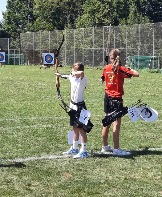 Leon Haas (links) ist der jüngste Blankbogenschütze im Team des BSC Zell. | Foto: Udo Müller