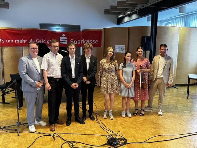 Bürgermeister Hans-Peter Kopp, Nikolas Stoermer (Erster Landesbeamter des Ortenaukreises), Cédric Segarich, Silvio Segarich, Eiringa Bertulyte, Emma Charbonnier, Tabea Dewald, Nico Zipp (Vorsitzender Regionalausschuss) | Foto: Landratsamt