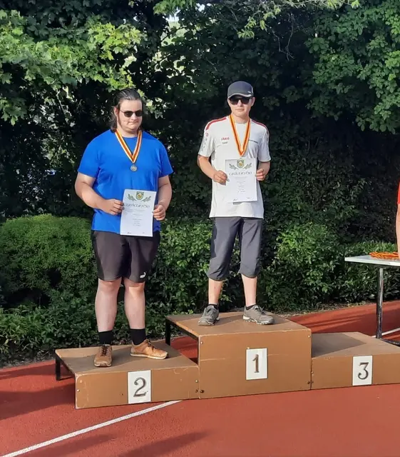 David Huber ( rechts) gewinnt souverän die Landesmeisterschaft in der Blankbogenklasse Jugend mit beeindruckenden 526 Ringe. Zweiter wurde Maximilian Ferdinand (BSG Riegel). | Foto: Udo Müller
