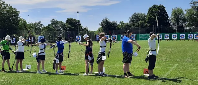 Bestes Wetter für den Nachwuchs: Ganz rechts David Huber mit seinem Blankbogen, dritte von rechts Stella Müller mit ihrem olympischen Recurvebogen. 
 | Foto: Udo Müller