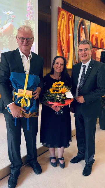 Landrat Thorsten Erny (rechts) überreichte Arnold Sälinger zum Abschied einen Wanderrucksack. Blumen erhielt Ehefrau Jutta Sälinger. | Foto: Kai Hockenjos