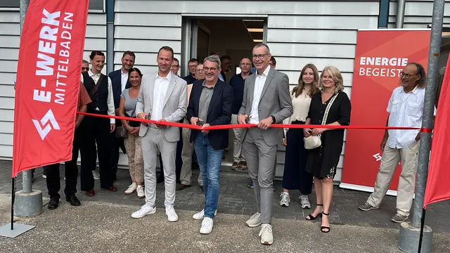 Matthias Heck, Geschäftsführer Überlandwerk Mittelbaden (v. l.), Oberbürgermeister Wolfram Britz und Bernhard Palm, Vorstandsvorsitzender E-Werk Mittelbaden weihen den modernisierten Standort Kehl des E-Werks ein. | Foto: gro