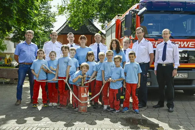 Ortsvorsteher Klaus Dorner, ehrenamtlich stellvertretender Kommandant Ralf Hemberger, stellvertretender Abteilungsleiter Ralf Gänshirt, Gruppenbetreuerin Marina Bräschle, Abteilungskommandant Kevin Baier, Gruppenbetreuerin Sybille Gänshirt, Leiterin der Kinder und Jugendfeuerwehr Ulrike Pfaff, stellvertretender Kommandant Ralf Wieseke und Jugendwart Arved Wadle (hinten, von links) präsentieren die neue Jugendfeuerwehr Kindergruppe von Kippenheimweiler. | Foto: Endrik Baublies/Stadt Lahr