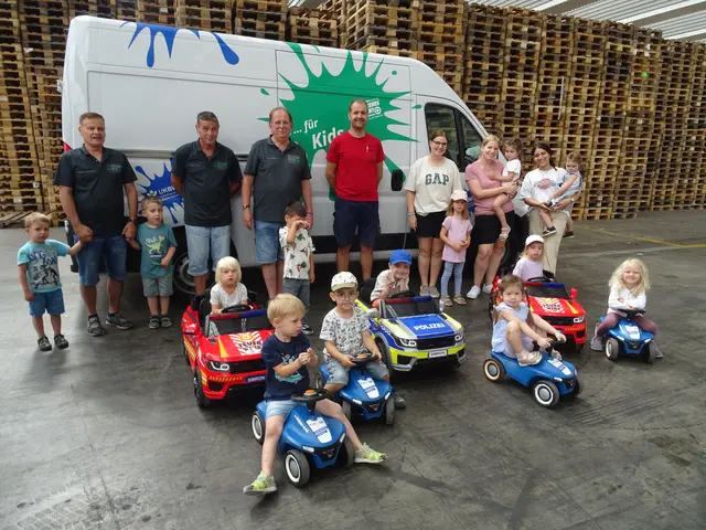 Mit Bobbycar und Elektroauto durch den Übungsparcours - die Kinder des Kindergartens Sr. Giovanna lernen spielerisch den sicheren Umgang im Straßenverkehr. Mit dabei (v. l.): Wolfgang Heggenberger, Uwe Steilberger, Karl Müller, Markus Sester (OGM, Bereichsleiter Betrieb), die Erzieherinnen Laura Schneider, Melanie Spraul, Sedef Temurlenk und ein Teil der Füchse-Gruppe | Foto: Nico Kachel/Sr. Giovanna
