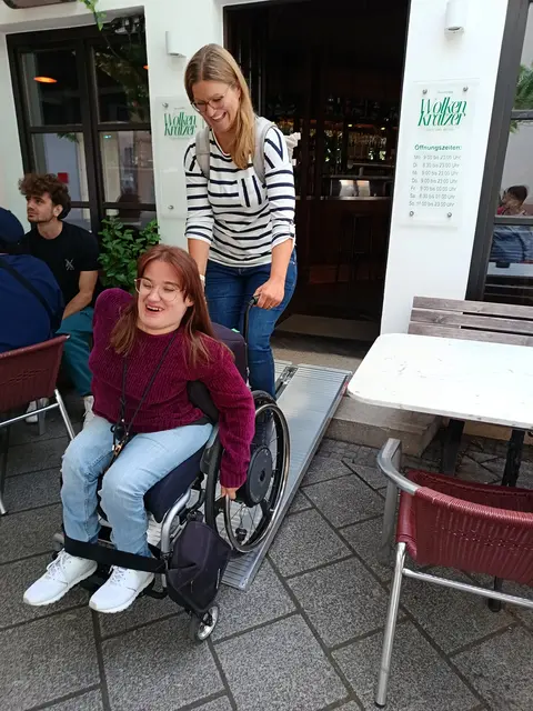 Ruth Fleig und Beatrice Meyer beim Fahren über die Rollstuhlrampe vor dem Bistro Wolkenkratzer | Foto: Stadt Lahr