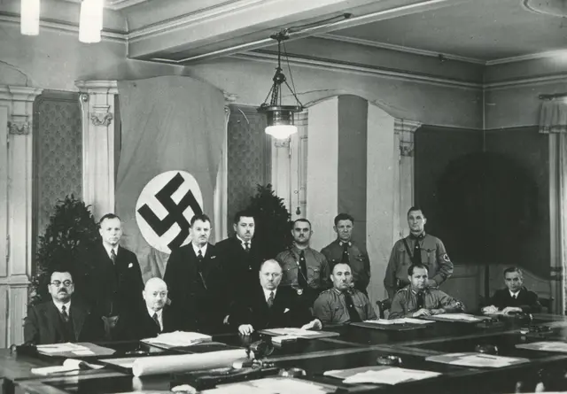 Offenburger Stadtrat Mitte 1933. Die Stadt- und Gemeinderäte waren wenige Monate nach Hitlers Machtergreifung gleichgeschaltet.  | Foto: Foto: Stadtarchiv