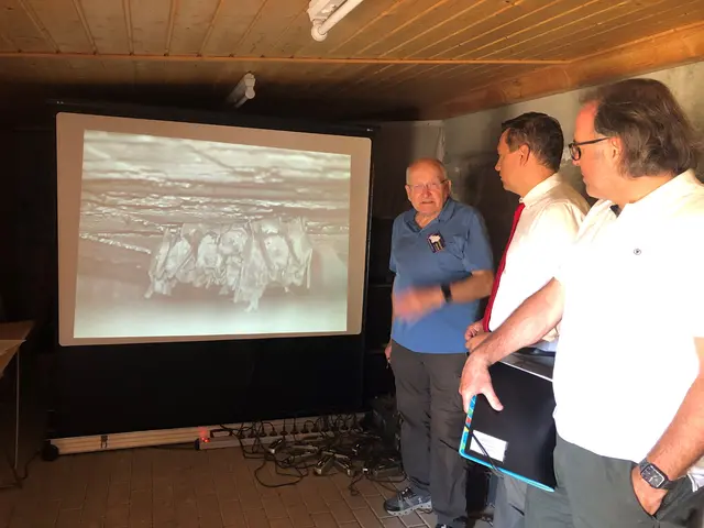 Live-Übertragung aus der Wochenstube: Edmund Hensle (links), ehrenamtlicher Betreuer der Großen Mausohren in Ettenheim, berichtet Regierungspräsident Gabbert (rechts) und MdB Johannes Fechner von seiner Arbeit. | Foto: Regierungspräsidium Freiburg 