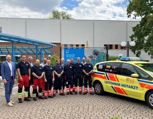 Freuen sich über das neue Einsatzfahrzeug und die Verbesserung der Versorgungsqualität bei Notfällen: Patrick Scholder, Regionalgeschäftsführer des ASB Baden-Württemberg e. V., Region Südbaden (l.), Vorstandsvorsitzende Claudia Bauer-Rabe (Mitte) und Dr. Peter Sutterer, Chefarzt des Departments Notfallmedizin und Leitender Notarzt (r.) mit weiteren Leitenden Notärzten und Vertretern der beteiligten Rettungsdienste. | Foto: Ortenau Klinikum/ Christian Eggersglüß