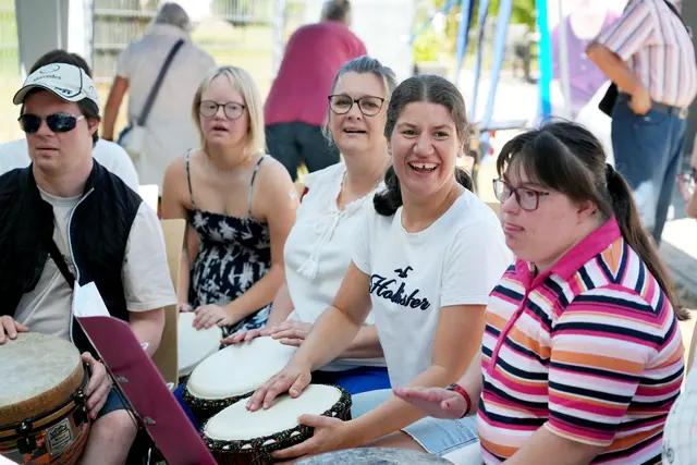 Die inklusive Trommelgruppe aus Oberkirch umrahmte den Festakt mit mitreißenden Rhythmen. | Foto: Lebenshilfe Offenburg-Oberkirch/Iris Rothe