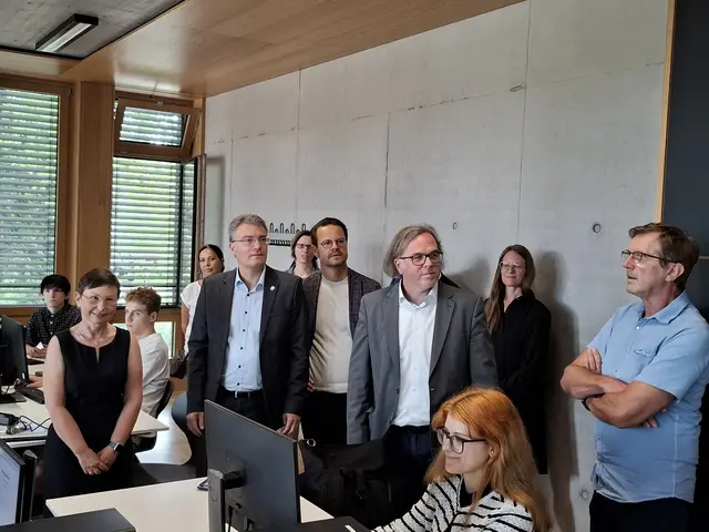 v.l. Stellvertretende Schulleiterin Michaela Rieger-Motzer, Landrat Thorsten Erny, Offenburgs OB Marco Steffens, Regierungspräsident Carsten Gabbert, Kerstin Faller vom Regierungspräsidium sowie Grüne-Kreisrat Alfred Baum. | Foto: Michael Hass