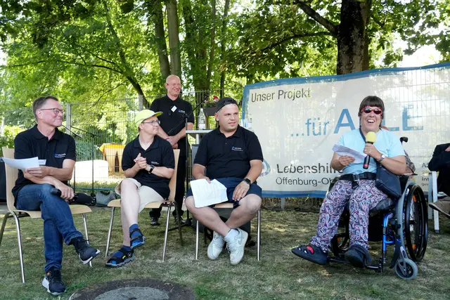 Bereichsleiter Arbeit Reiner Grießer (v. l.) interviewte die Mitglieder des Werkstattsrats Michael Schindler, Recep Bozyel und Ramona Dietrich. | Foto: Lebenshilfe Offenburg-Oberkirch/Iris Rothe